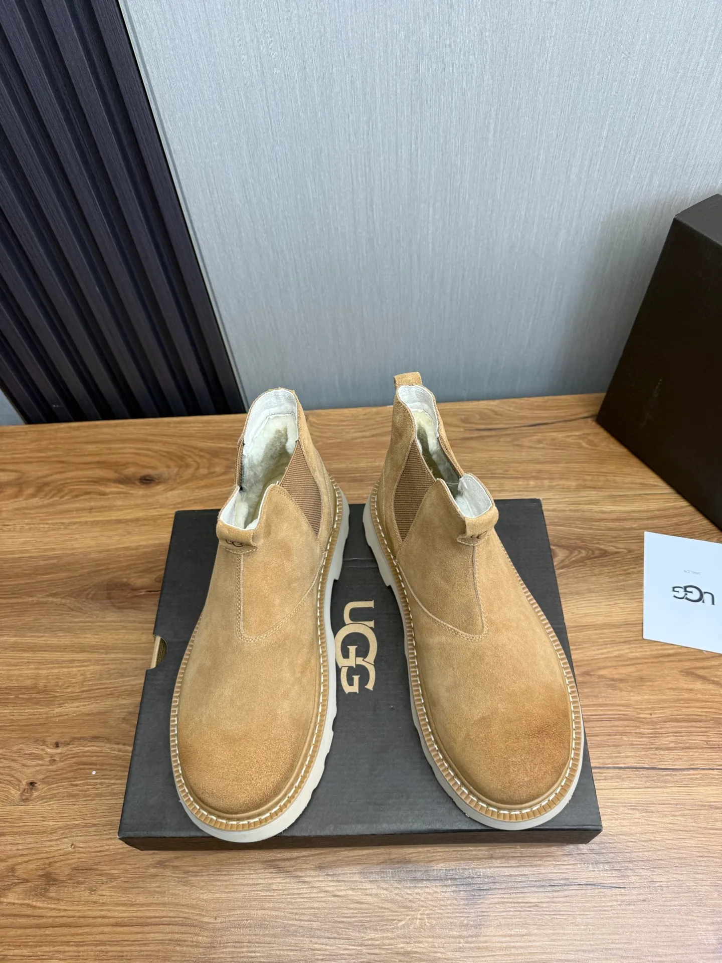 Men's shoes 💰600💰 New UGG fur integrated men's simple and fashionable snow boots. The most worth buying at the end of this year are warm casual shoes. Whether you are out and about at home, their comfortable and warm performance will be your most suitable fashion companion! The material is cowhide upper and imported wool is used inside. Warm and comfortable! The eva+ rubber patch outsole is cushioned, non-slip and wear-resistant, and has good elasticity. It is light and wear-resistant, comfortable and soft, and the new simple cut is more fashionable. It has both practicality and fashion sense, so you no longer have to worry about how to match it in winter, while still maintaining your fashionable taste. High-quality genuine wool. Look at the details for the material! Size: 39-40-41-42-43-44-44 sneaker size
